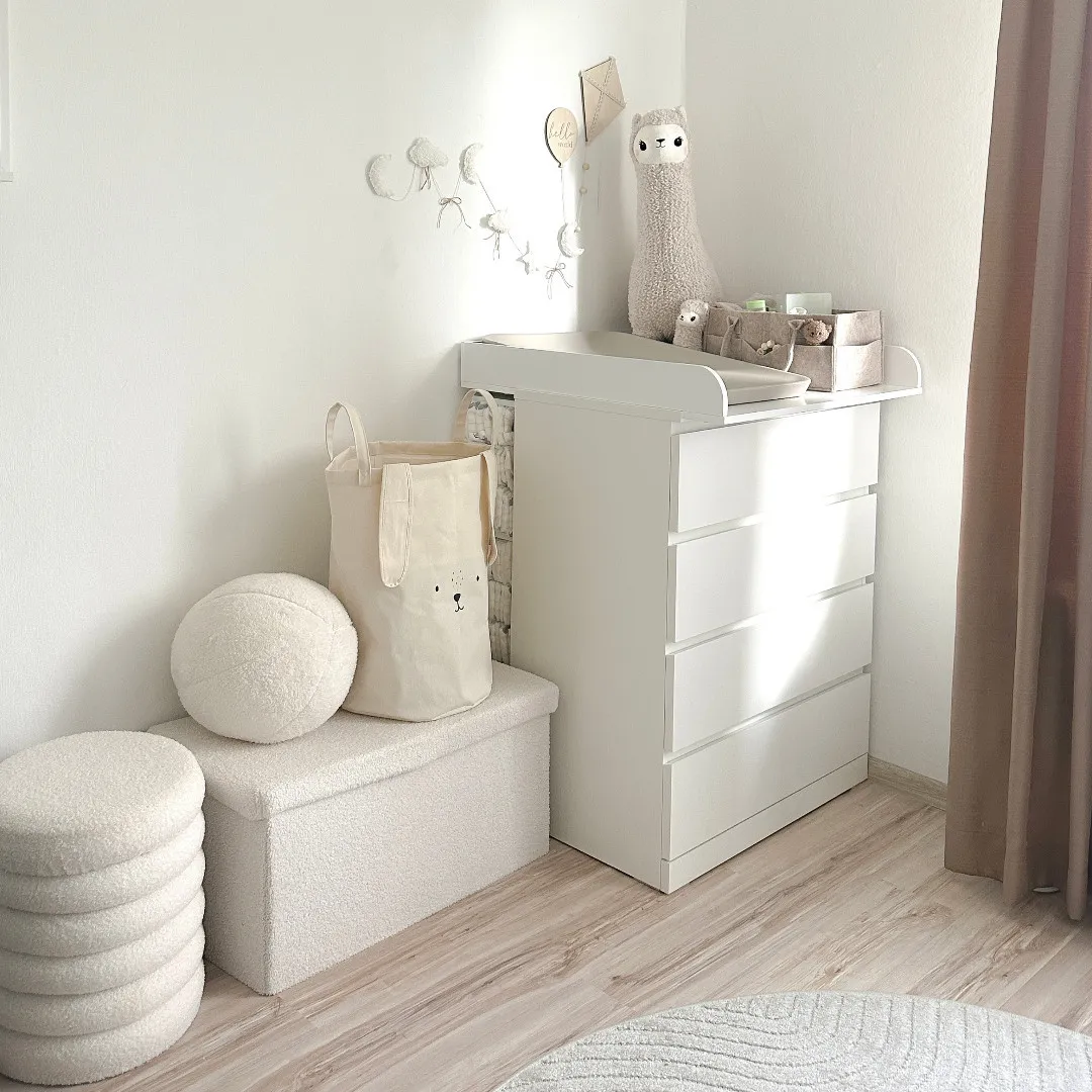 Verwandle Deine Lieblings-Kommode in einen modernen Wickelplatz mit unserem Wickelaufsatz Moritz. 👶🍼 Diese schöne Inspiration haben wir bei der lieben @erva_interiorphotography gesehen. 😍

Dieser zeitlose und weiß lackierte Aufsatz mit abgerundeten Seitenteilen passt perfekt auf IKEA Malm Kommoden (48-49 cm Tiefe) sowie andere Kommoden mit gleicher Tiefe und Mindestbreite von 80 cm. Auf das Modell Moritz passen unsere Standard-Wickelauflagen. ☀️😃

In unserem Shop haben wir viele andere Modelle für gängige Kommodentypen. Schau' vorbei und überzeug' Dich selber. 💜

#wickelaufsatz #babyzubehör #elternleben #babyausstattung #wickelstation #babyliebe #elternalltag #babyglück #familienleben #schwanger #puckdaddy #wickelkommode