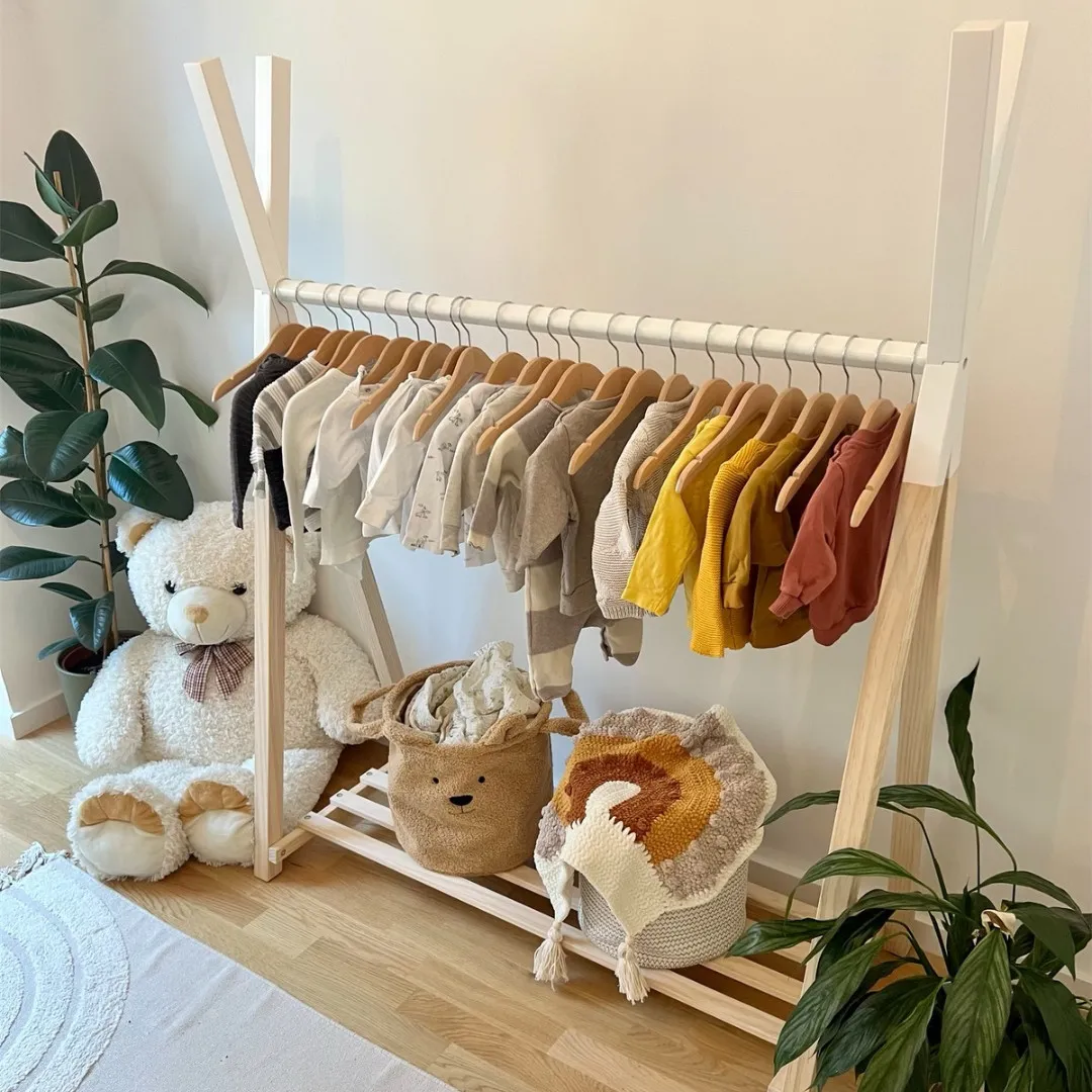 Wohin mit all' der schönen #babykleidung? Schau' wie schön es @m0ntellina aussieht. 🤩 Die Kleiderstange Hugo ist ein absoluter Hingucker in jedem #kinderzimmer. 🔭 Passend zum Tipi-Look der Kleiderstange gibt es in unserem Online-Shop auch noch das süße Wandregal Hugo. ⛺

#puckdaddy #kindermöbel #schwimmbad #babyschwimmen #sommerferien #instashopping #kidshome #kleiderstange #babyroom #sommermitkindern #mamablogger #instamom